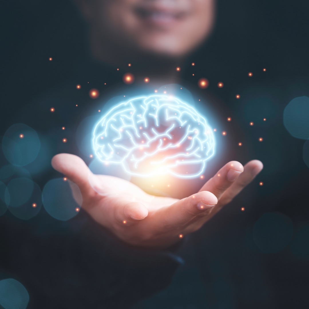 â ïž Oluline: vĂ€ldi toksilist positiivsust hand holding a brain